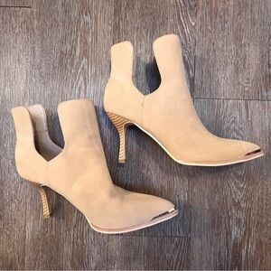 GSW Tan Frendin Cut-Out Pointed Toe Chelsea Heeled Bootie - Nude Suede